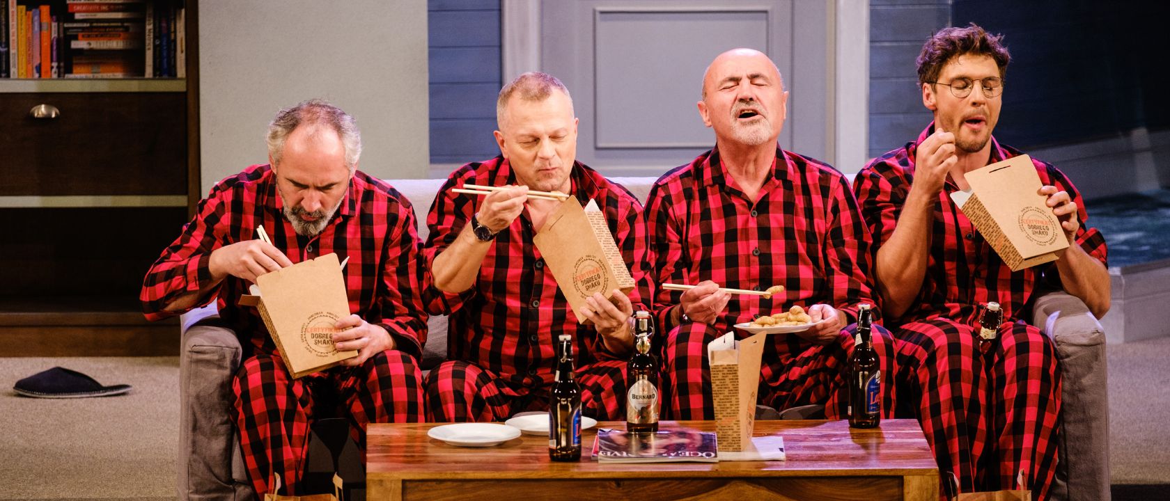 Biali heteroseksualni mężczyźni czterech mężczyzn w piżamach jedzących chińszczyznę