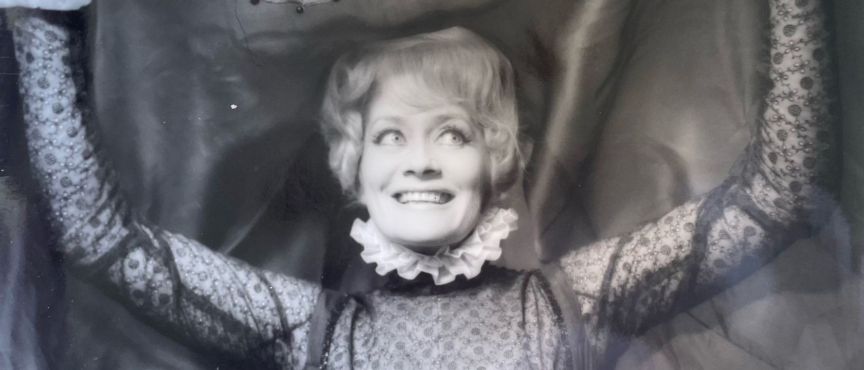 alina janowska zdjęcie portret archiwum kobieta w sukni uśmiech