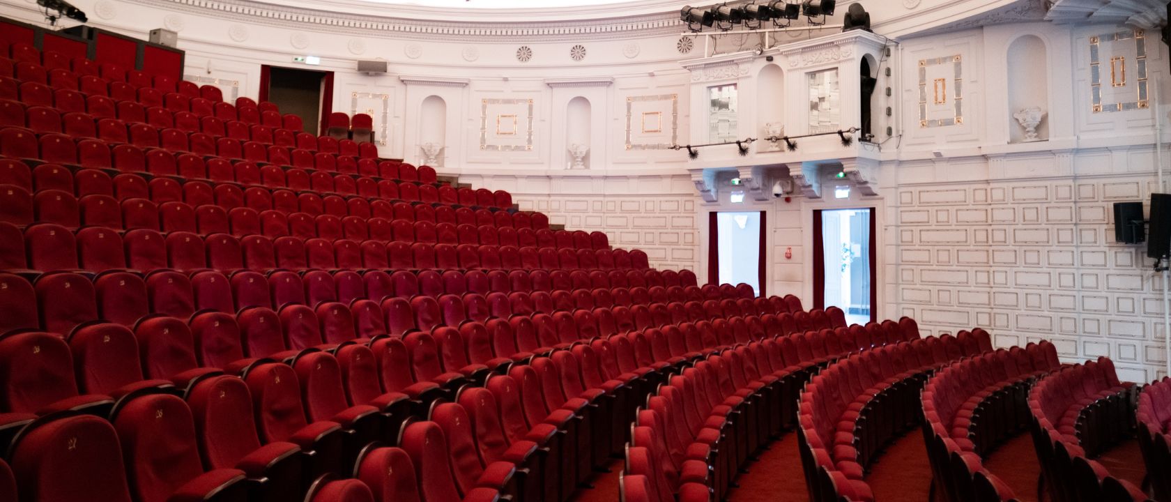 pusta widownia teatralna