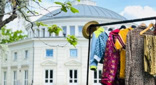 Przedwakacyjna wyprzedaż kostiumów, rekwizytów i lamp teatralnych