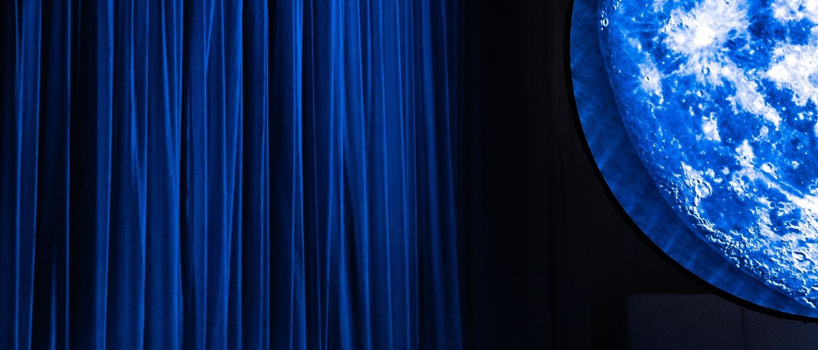 kurtyna teatralna po lewej stronie zdjęcia, po prawej fragment scenografii - księżyc w pełni