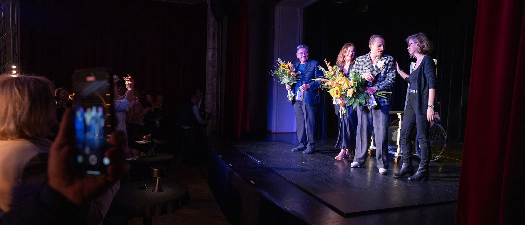 premiera sztuki król komedii w teatrze komedia, zdjęcie przedstawia aktorów i twórców na scenie