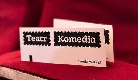 bilet teatralny z napisem 