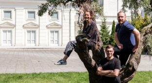 Najlepsze są tria — artykuł o dyrekcji Komedii