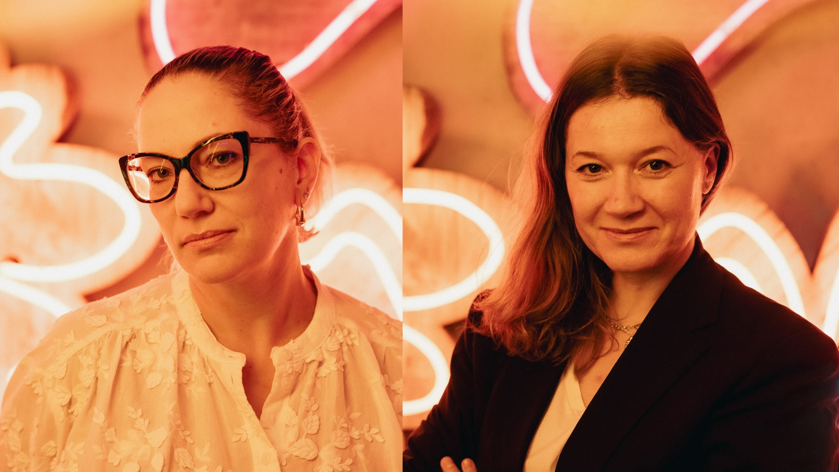 zdjęcie przedstawia dwie kobiety uśmiechające się do obiektywu