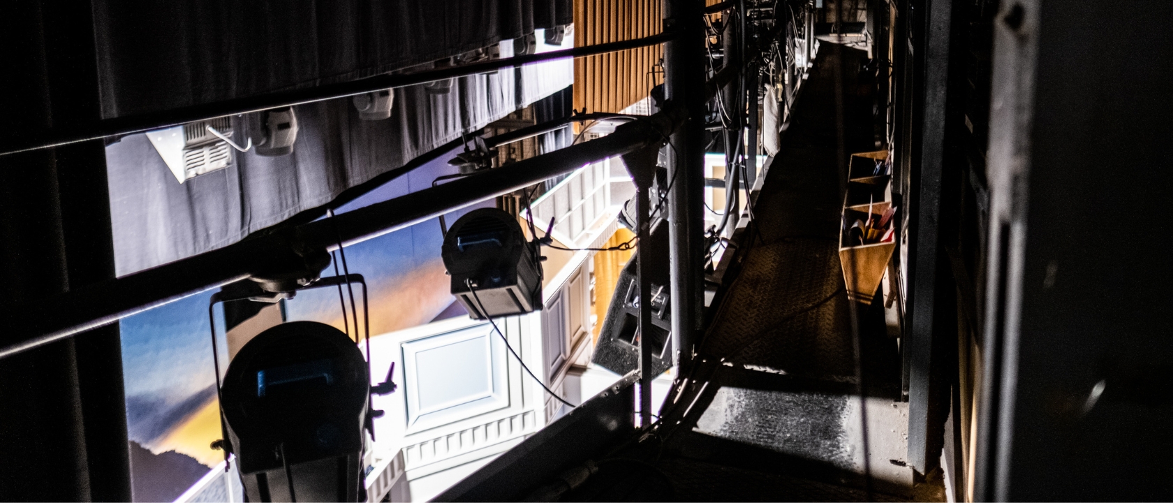 na zdjęciu sztankiety z widokiem na scenę