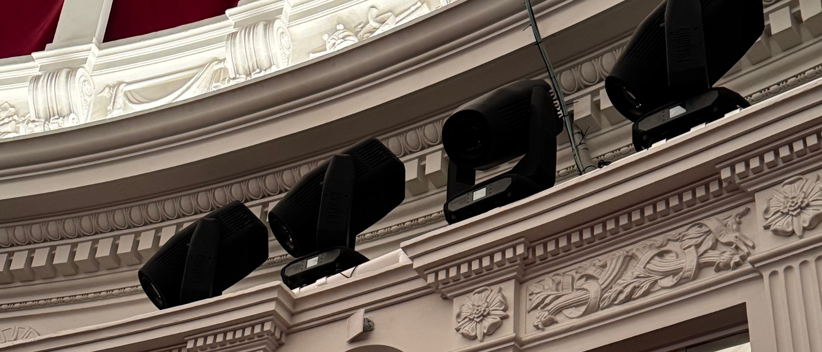 na zdjęciu widać reflektory na ścianie w teatrze