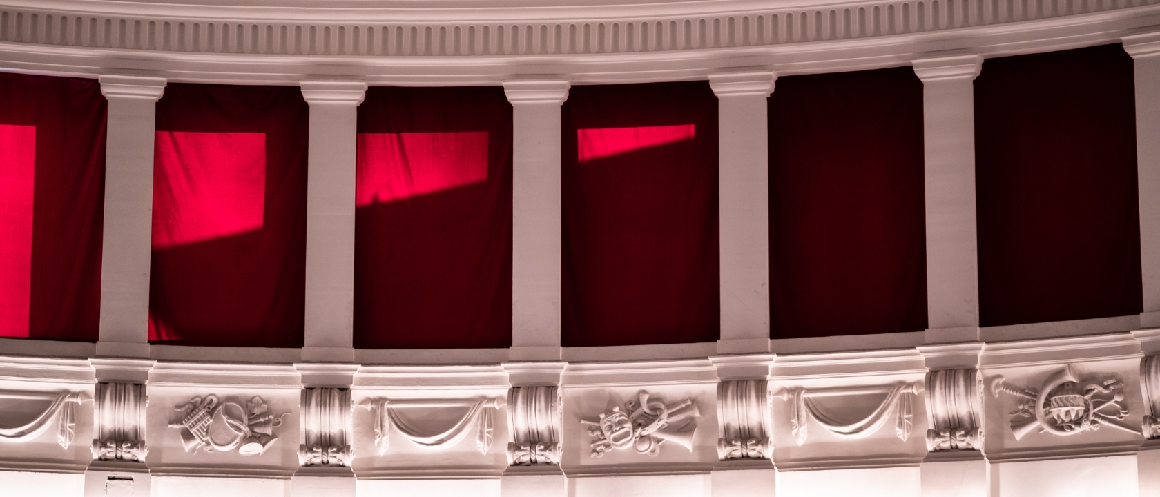 zdjęcie przedstawia wnętrze Teatru Komedia - detale architektoniczne