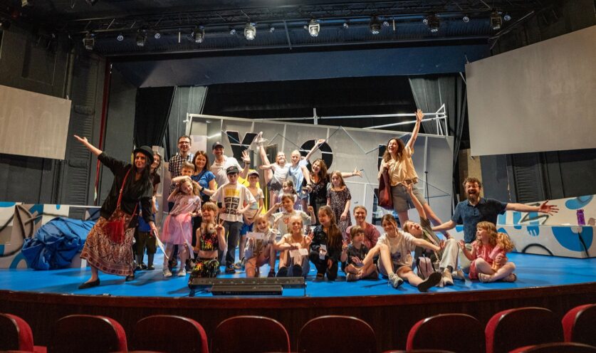 Obraz Główny: Teatralne gry w Komedii - Serce Komedii