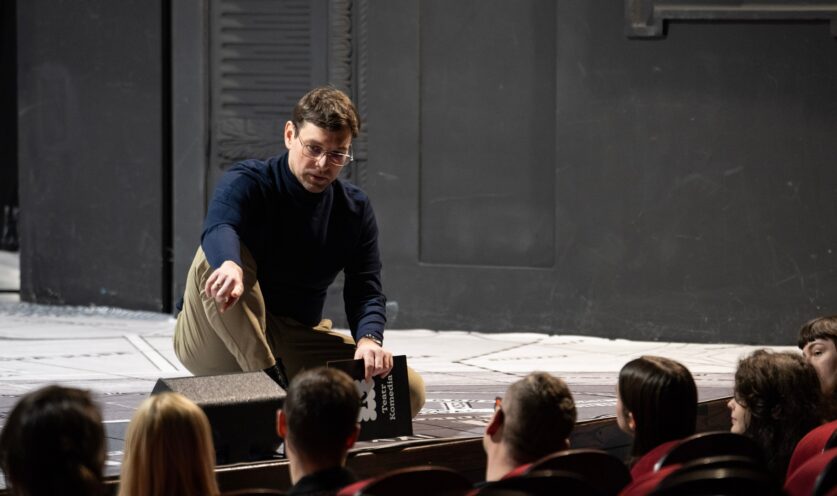 Obraz Główny: Teatralne gry w Komedii - Zbrodnia Złego Dowcipu