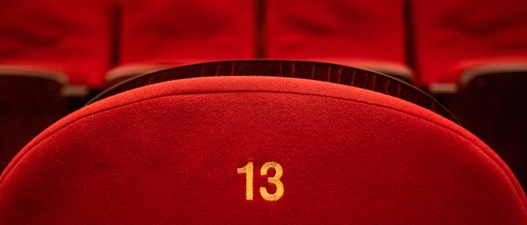 zdjęcie przedstawia fotel teatralny z numerem 13